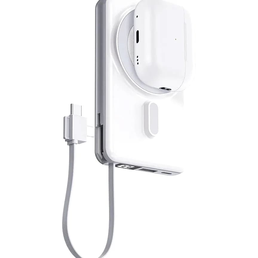 Dikey beyaz powerbank'a manyetik kulaklık kutusu ve kordonlu kablo takılı.