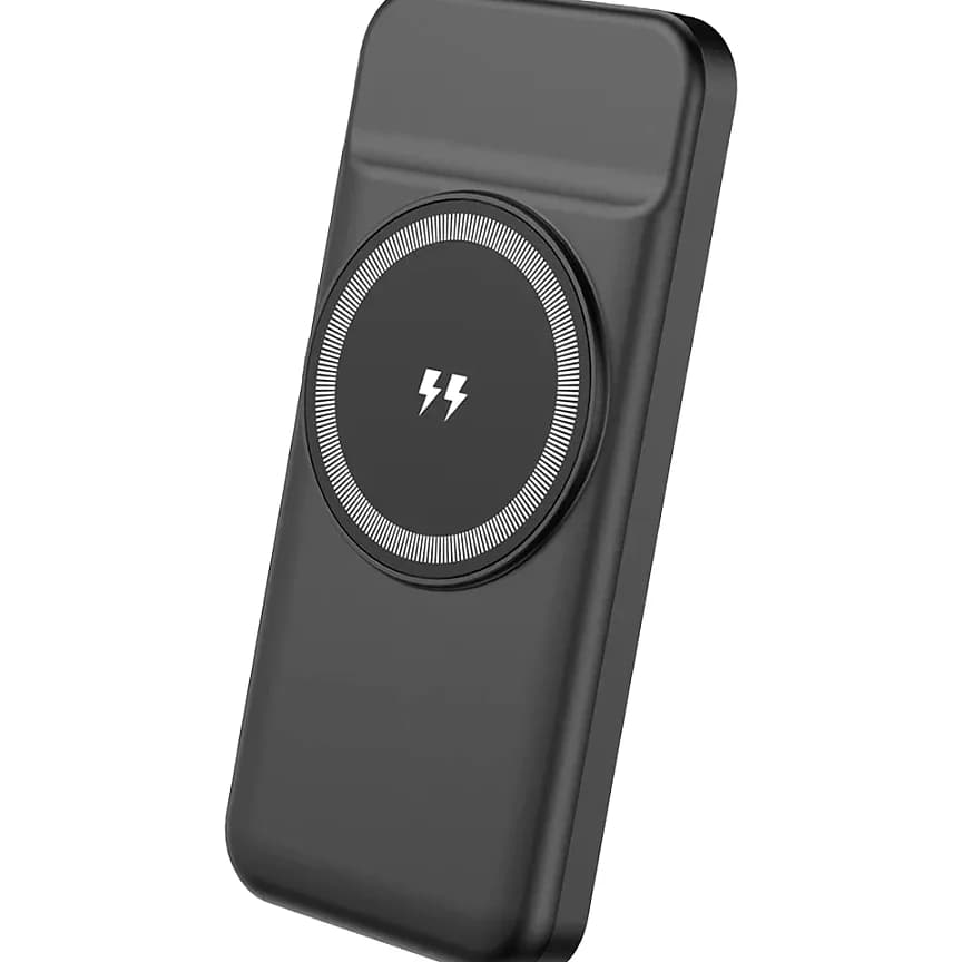 Arka yüzünde gömülü kablolar ve bağlantı uçları görünen koyu gri powerbank.