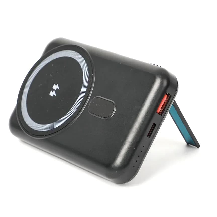 Siyah manyetik powerbank; yan açıdan, arka ayaklı ve yanda portlar görünüyor.