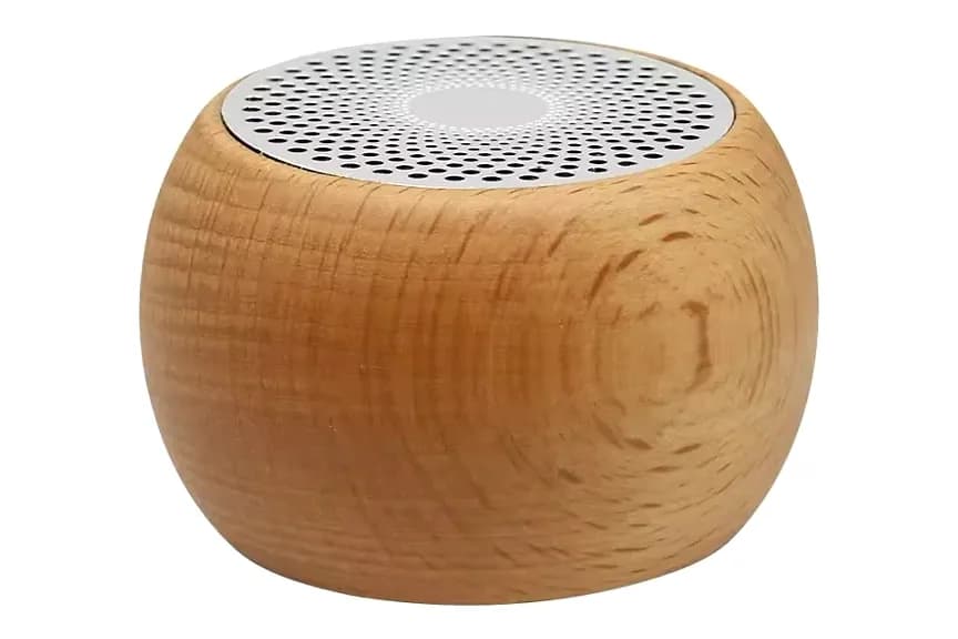 Ahşap gövde dokusu ve üstte geniş metal delikli ızgara yakın çekim.