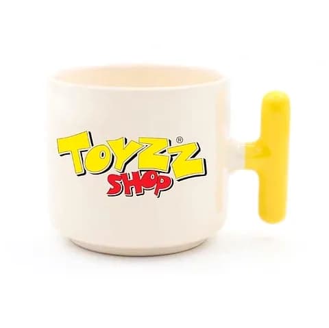 Sarı kulplu beyaz promosyon latte fincanı; kırmızı sarı mağaza logosu baskılı
