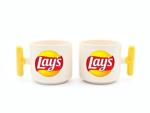 İki adet sarı kulplu krem promosyon latte fincanı, kırmızı sarı logo baskılı