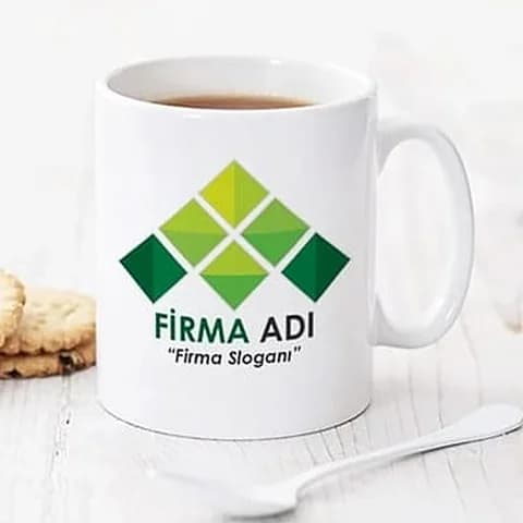 Beyaz süblimasyon promosyon kupası; önde yeşil logo ve örnek firma adı yazısı